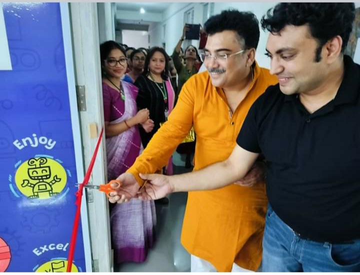 Mr. Rajiv Agarwal, an IIT & Stanford University Alumnus inaugurating the STEM LAB.